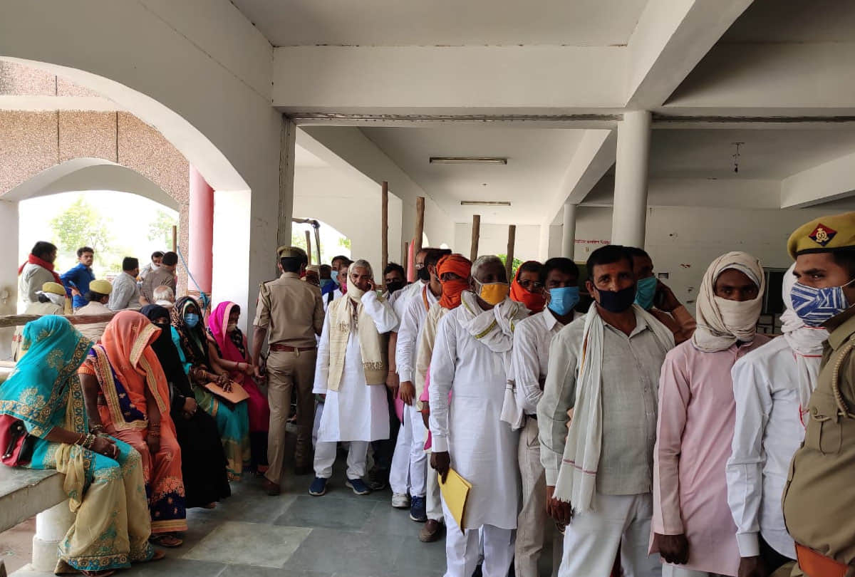 chitrakoot panchayat election 2021: robber's wife and son of jailed Radhe is the candidate