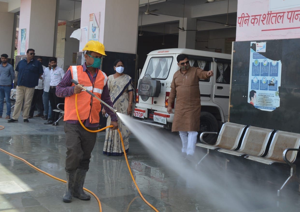 Hathras: Nine more people got corona infected in the district, there was a commotion