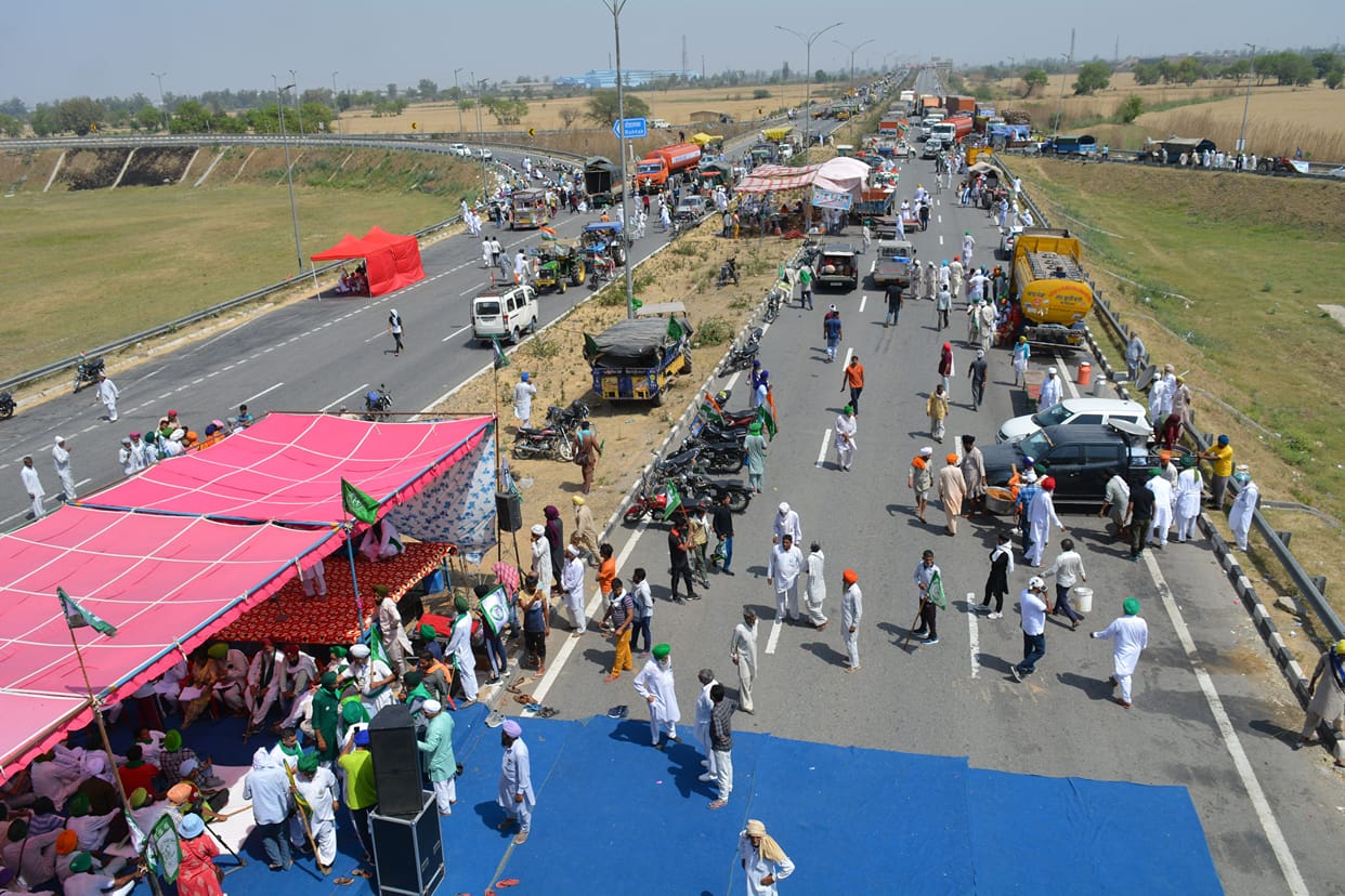 Farmers blocked the KMP, sloganeering against the government