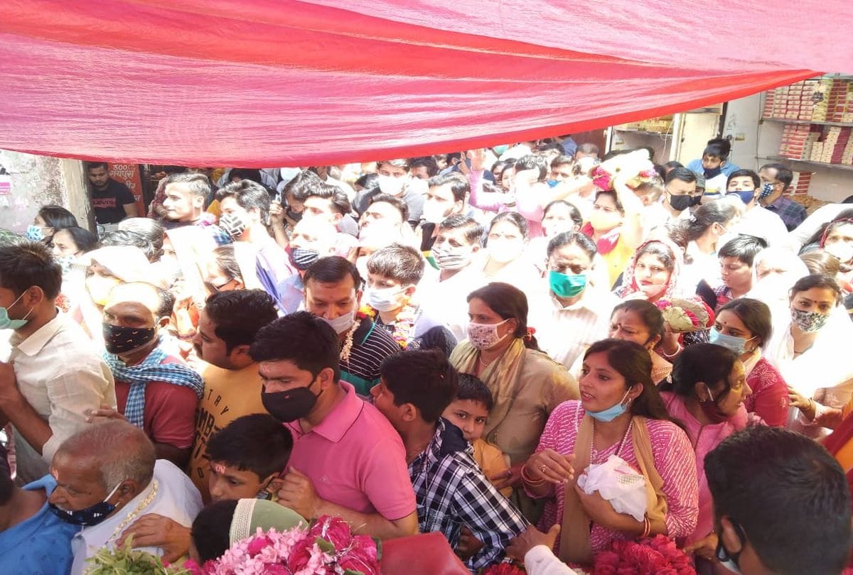 COVID-19 guidelines violated due to huge crowd of devotees at banke bihari temple vrindavan