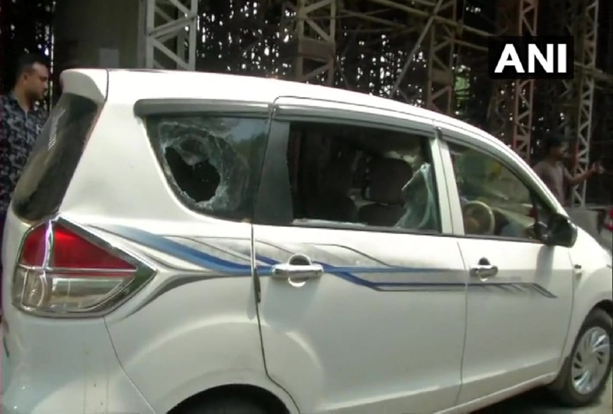 try to put girl in car at public place people caught accused on making noise handover to police