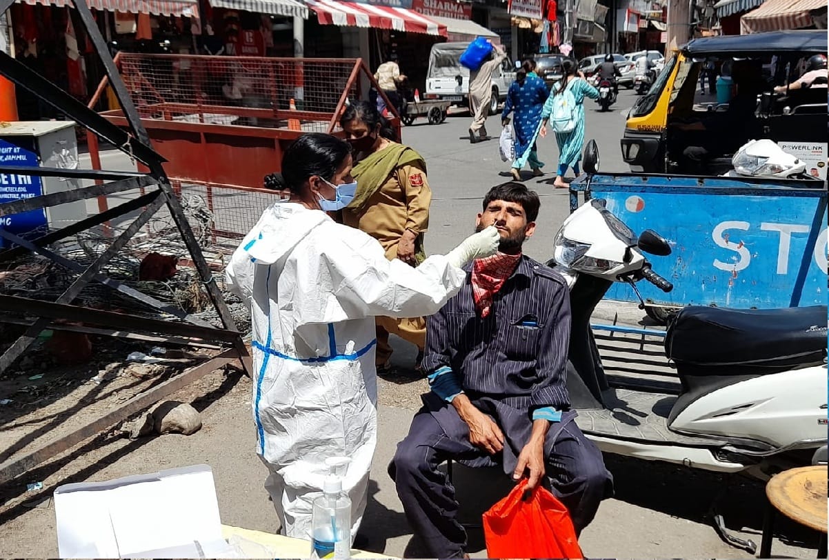 Corona: Samba became the first district of Jammu to be 100% immunization, spread of infection increased in Kashmir