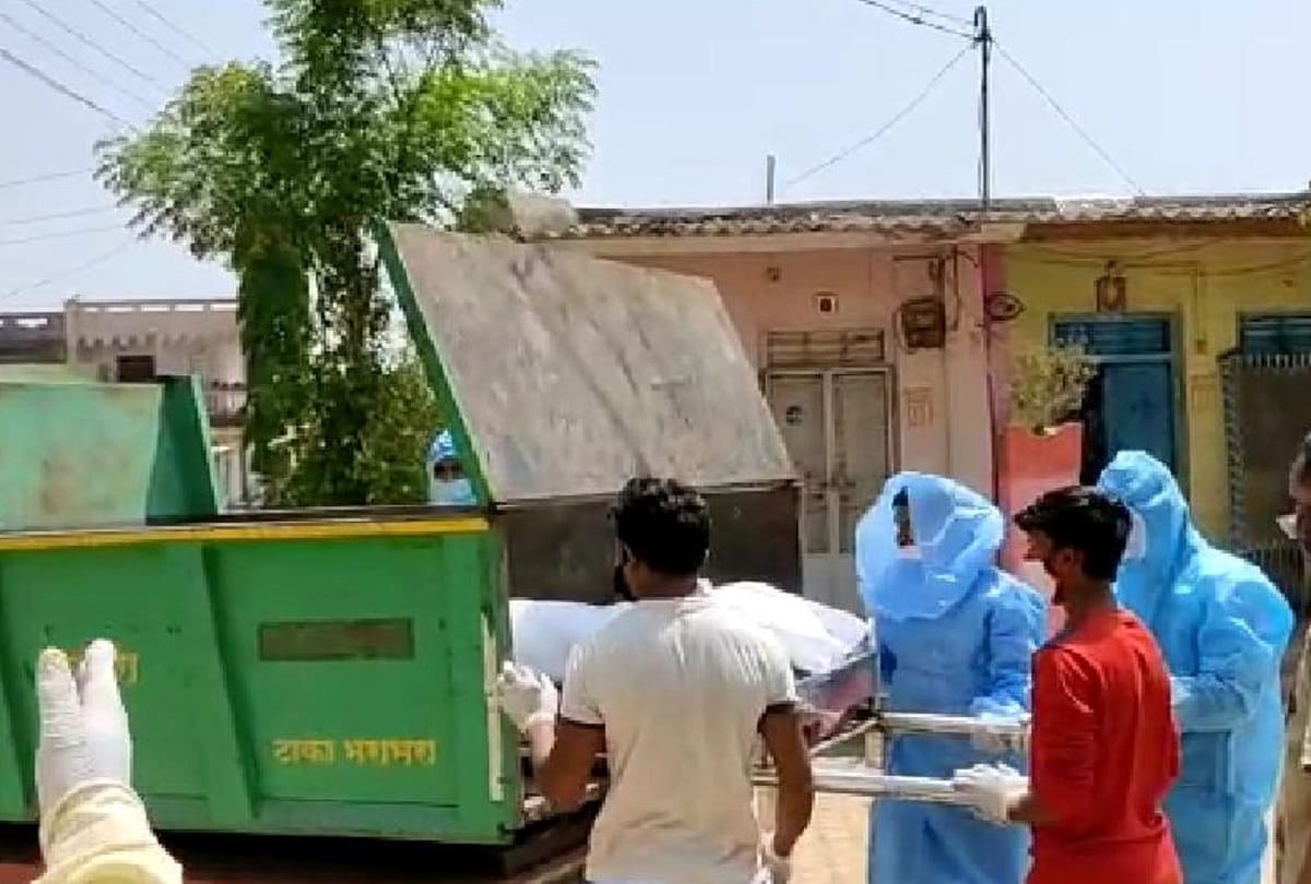 Coronavirus in dhule, Last journey of man taken in a garbage carrying vehicle in dhule maharashtra