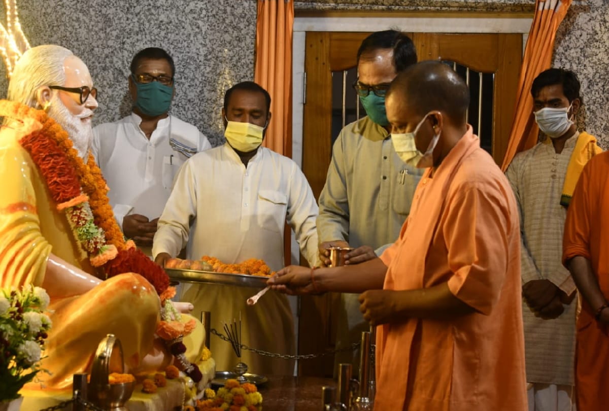 CM Yogi Adityanath inquired and Instructions for control measures of Corona virus in Gorakhpur
