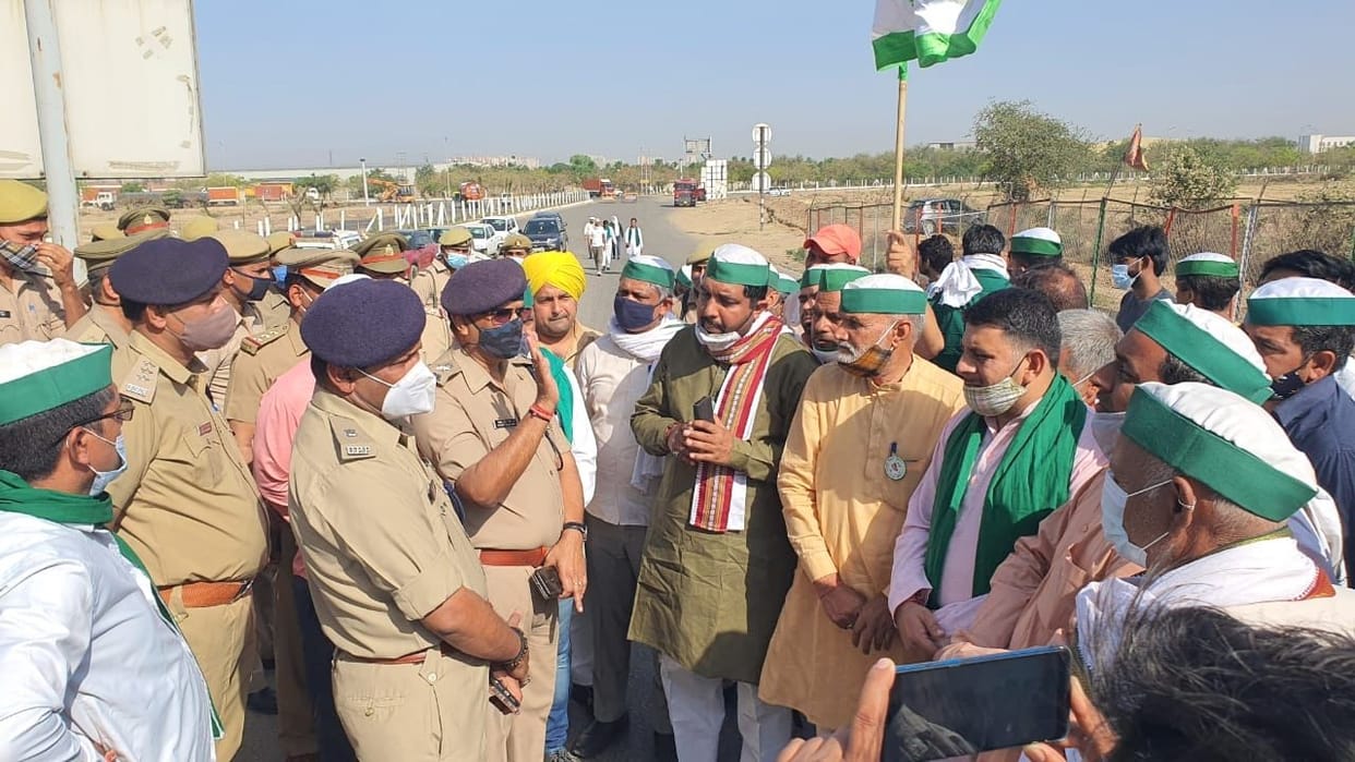 Farmers blocked the Peripheral Expressway for one and a half hours