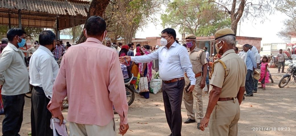 SDM arrives at Agriculture Market Committee, entry into the market without a mask is prohibited