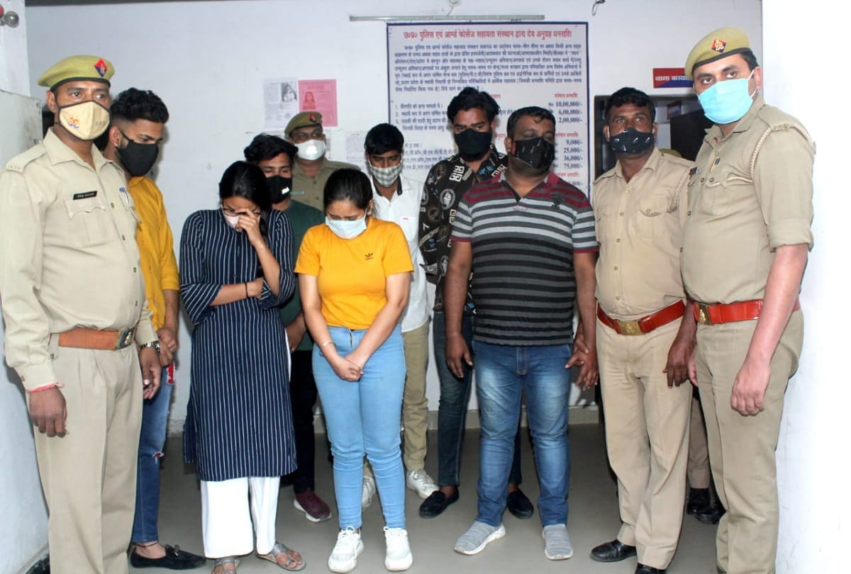 Fake call centre busted in ghaziabad Pradeep considered the 2000 issue lucky for himself Car, bike and mobile number 2000 see photos