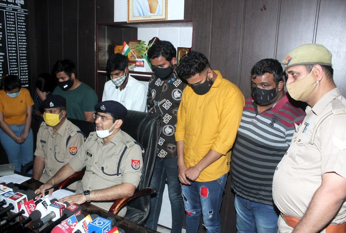 Fake call centre busted in ghaziabad Pradeep considered the 2000 issue lucky for himself Car, bike and mobile number 2000 see photos