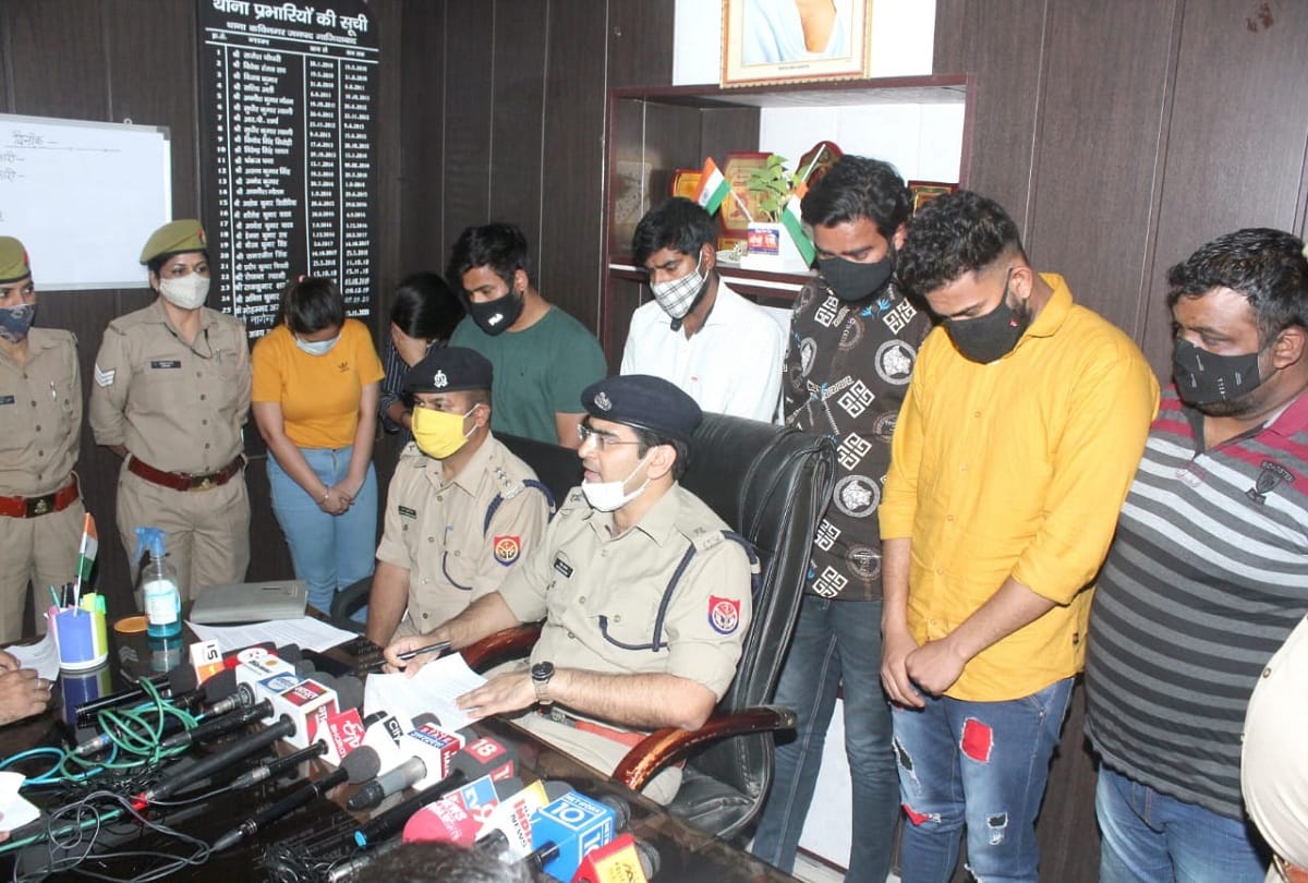 Fake call centre busted in ghaziabad Pradeep considered the 2000 issue lucky for himself Car, bike and mobile number 2000 see photos