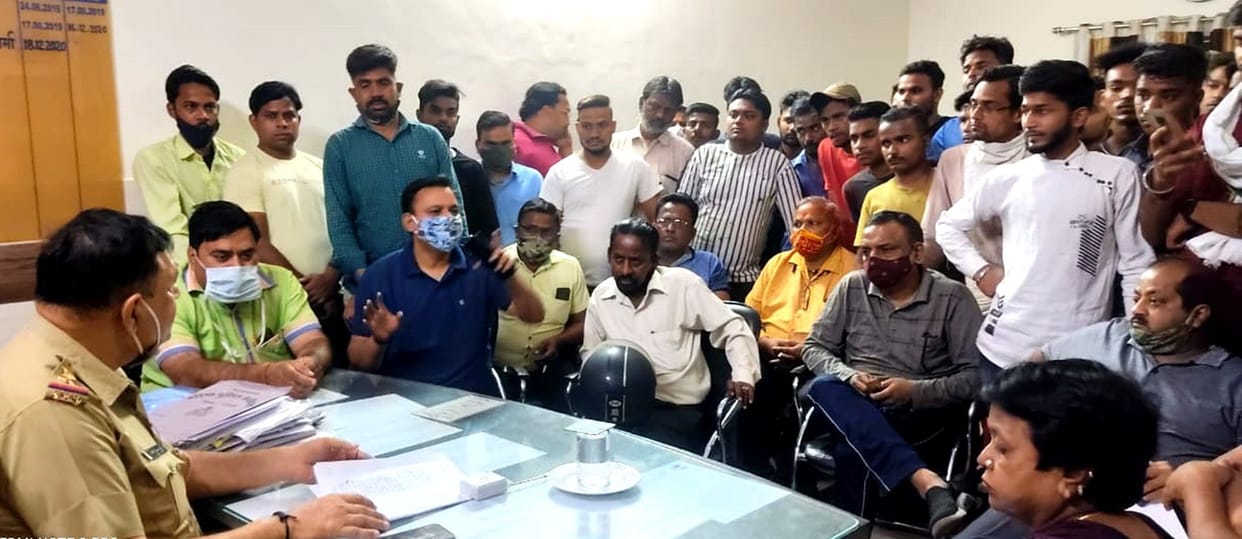 BJP leaders surrounded the police station
