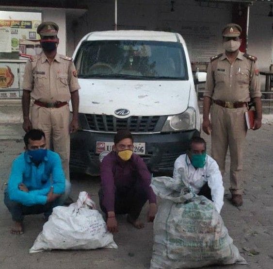 Hathras: Caught liquor going to be consumed in Panchayat elections