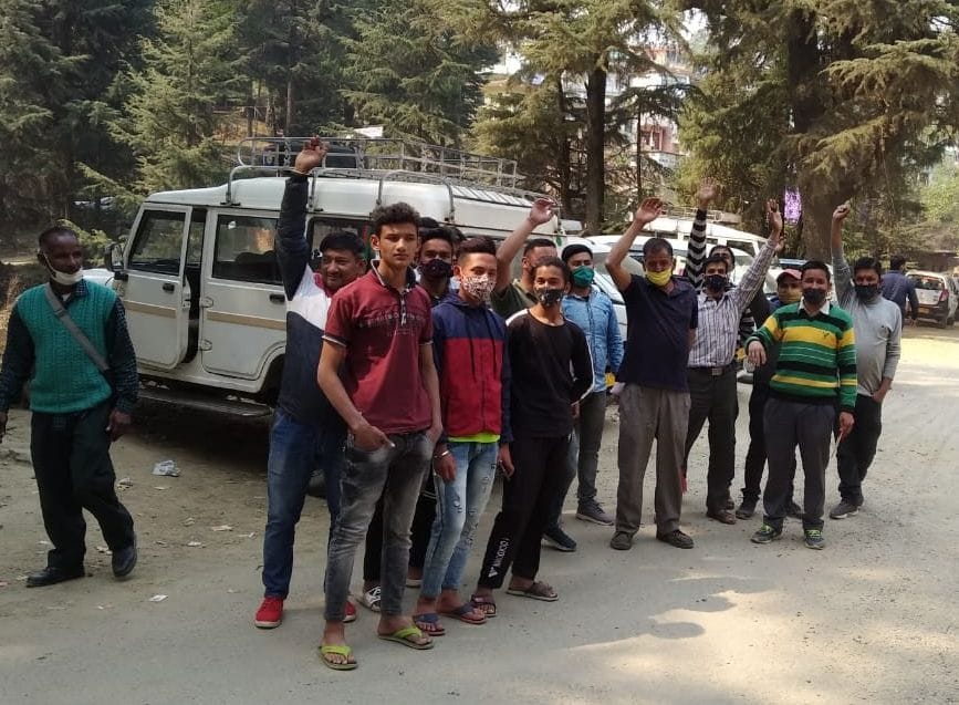 Demonstration of taxi drivers troubled by dust flying over NH