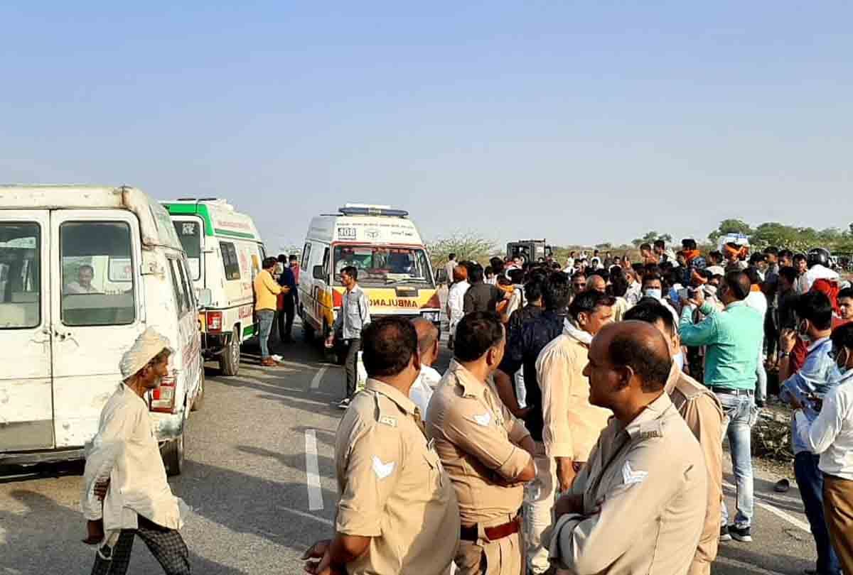 Accident in Etawah: 11 killed due to DCM overturning, Police arrived as god, see photos