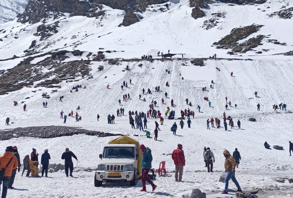tourist in lahaul to enjoy weekend in snow covered mountains