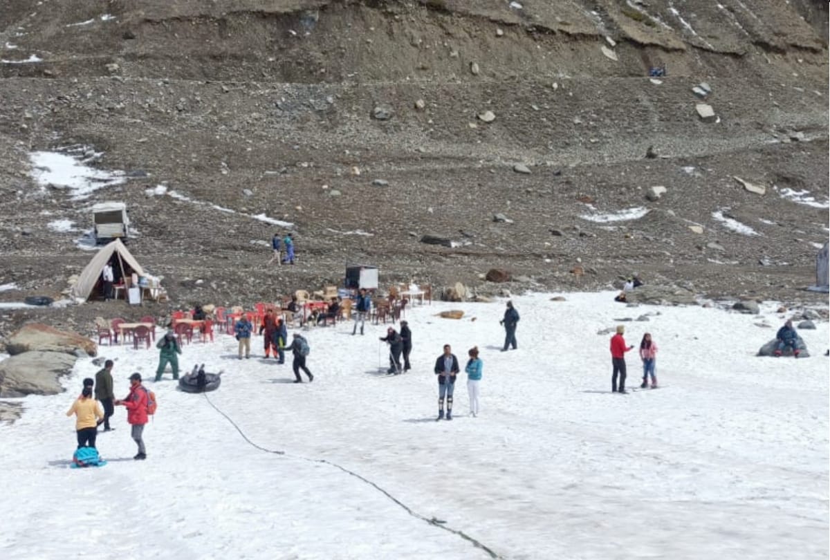 tourist in lahaul to enjoy weekend in snow covered mountains