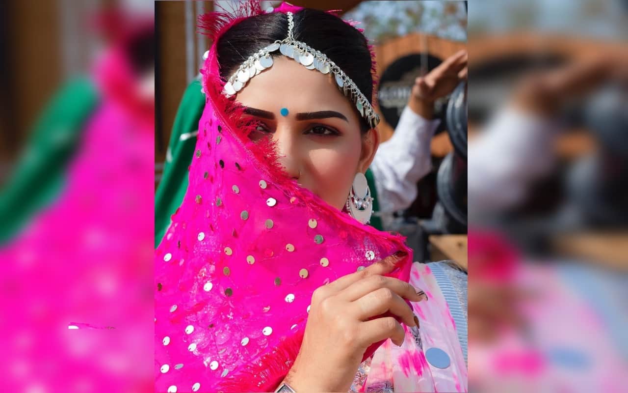 Sapna Choudhary shared her new photoshoot pics on instagram in pink saree fans said tu chiz lajawab