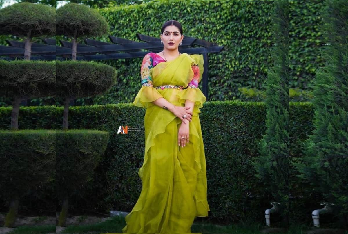 sapna choudhary home mopping video viral watching ghunghroo song while house cleaning