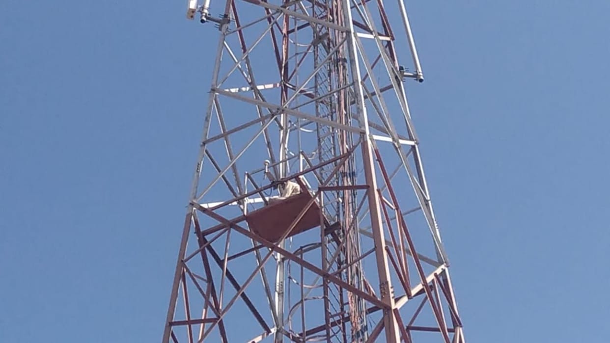 a man stand on moble tower and come down after 13 hours in Uklana Hisar