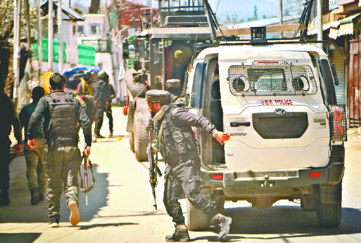 Jammu kashmir News : 14-year-old suspect surrounded in encounter