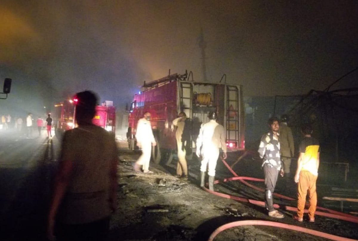 Delhi News :Eight people rescued from the fire in a furniture market in Shastri Park
