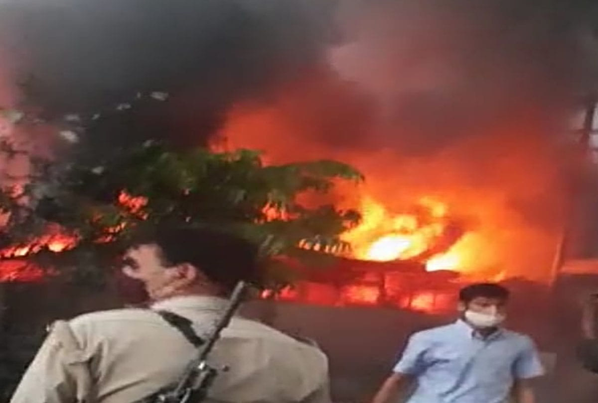 fire in Junk warehouse in kanpur UP