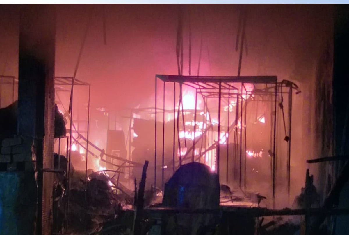 fire in handloom shop in jalaun