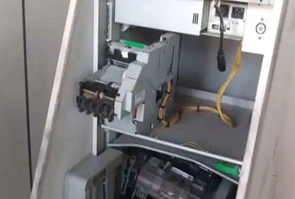 engineering student breaks atm in kanpur
