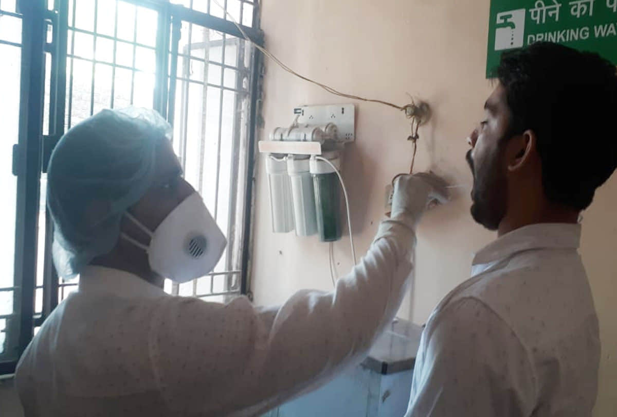 सैंपल लेता स्वास्थ्यकर्मी