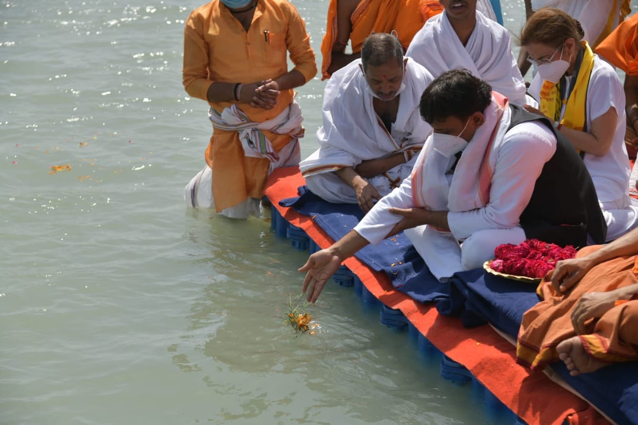 kumbh 2021 : Former UP minister Akhilesh yadav meets Swami Swaroopanand, does ganga pujan photos