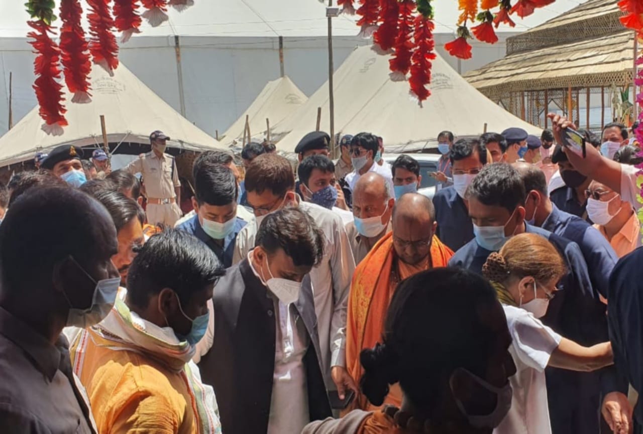 kumbh 2021 : Former UP minister Akhilesh yadav meets Swami Swaroopanand, does ganga pujan photos