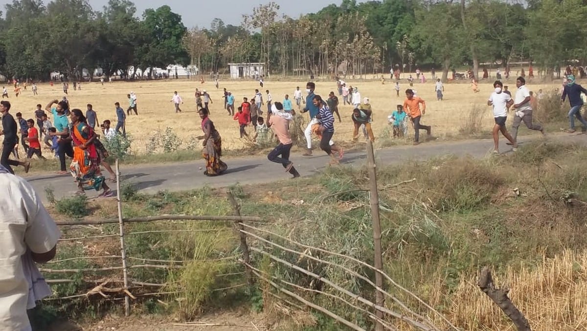 Stone pelting on police after dead body of missing man not allow to reach in village Azamgarh