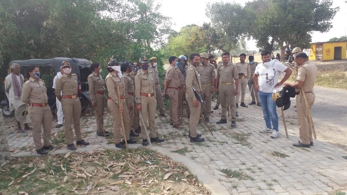 Stone pelting on police after dead body of missing man not allow to reach in village Azamgarh
