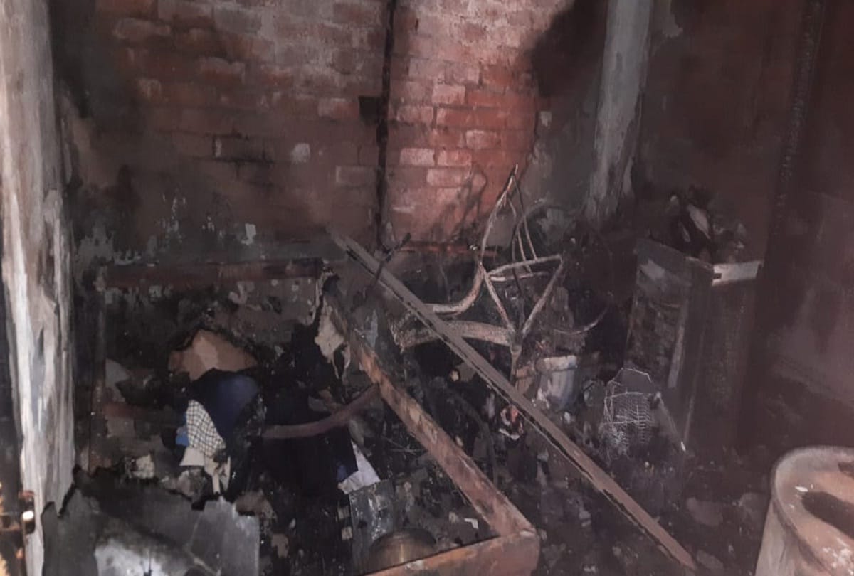 fire breaks out in a flat and cyllinder brust in loni child dead and many injured