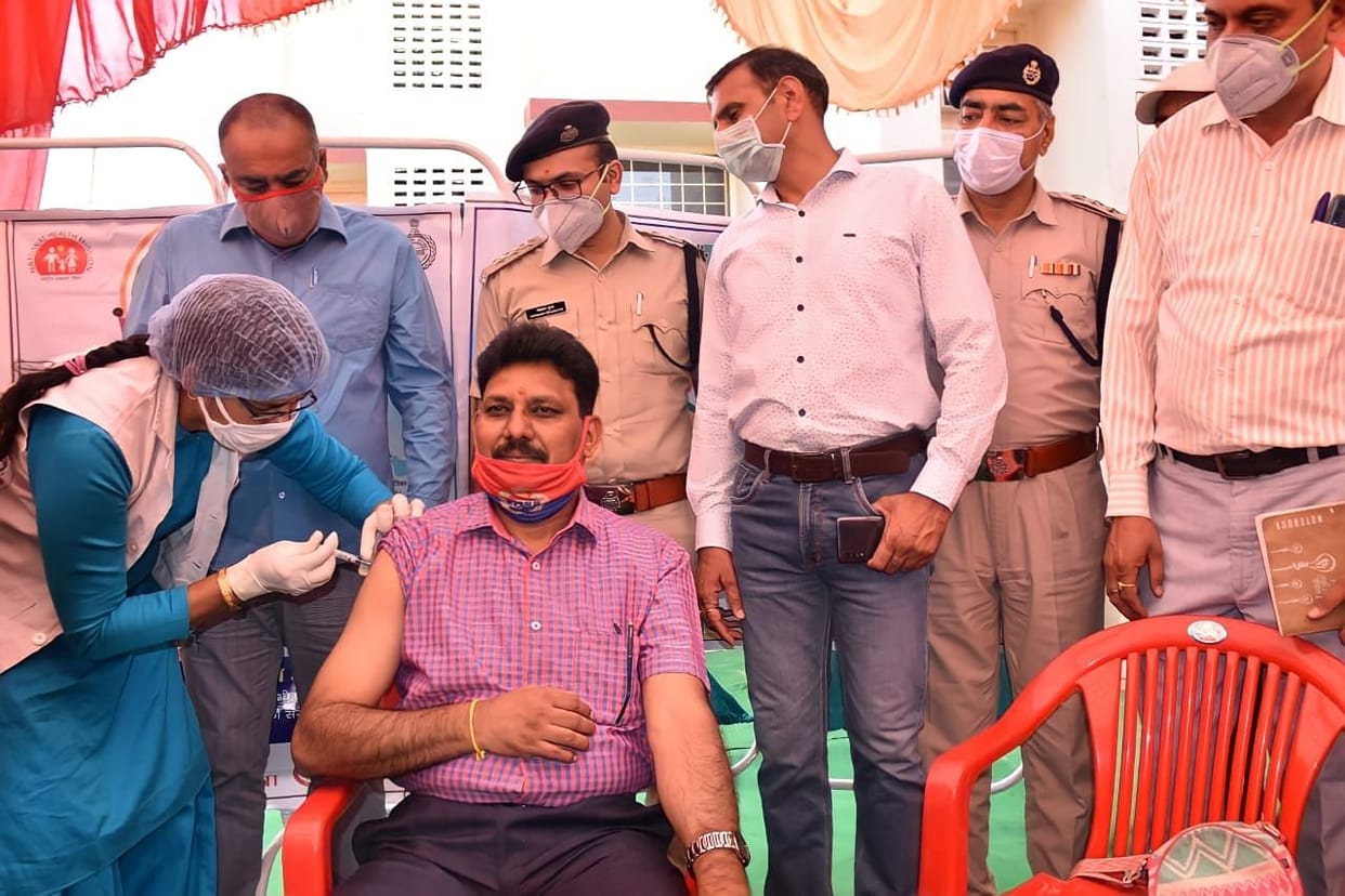 corona vaccination, sp, police man