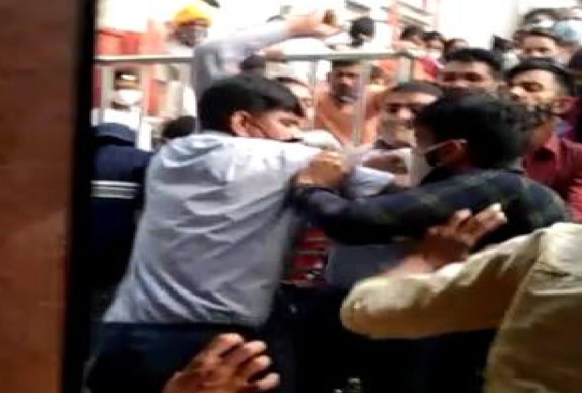 clash between security guards and devotees at banke bihari temple in vrindavan