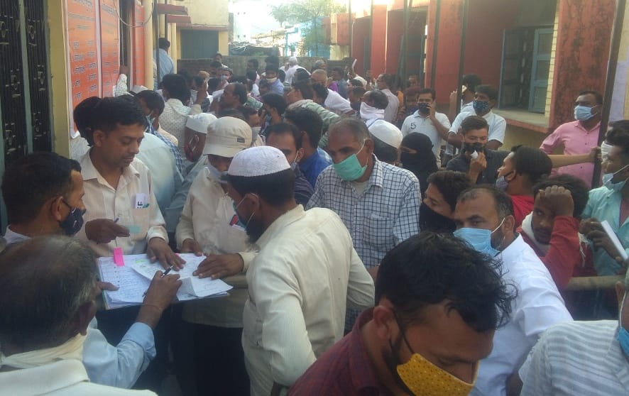Crowds gathered to pick election symbol