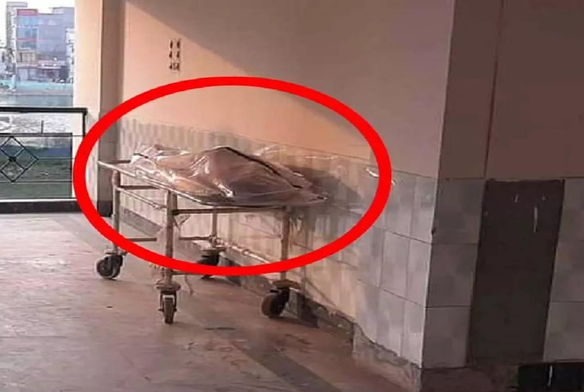 Corona infected patient died in DMCH the family fled dead body remained in hospital porch for two days