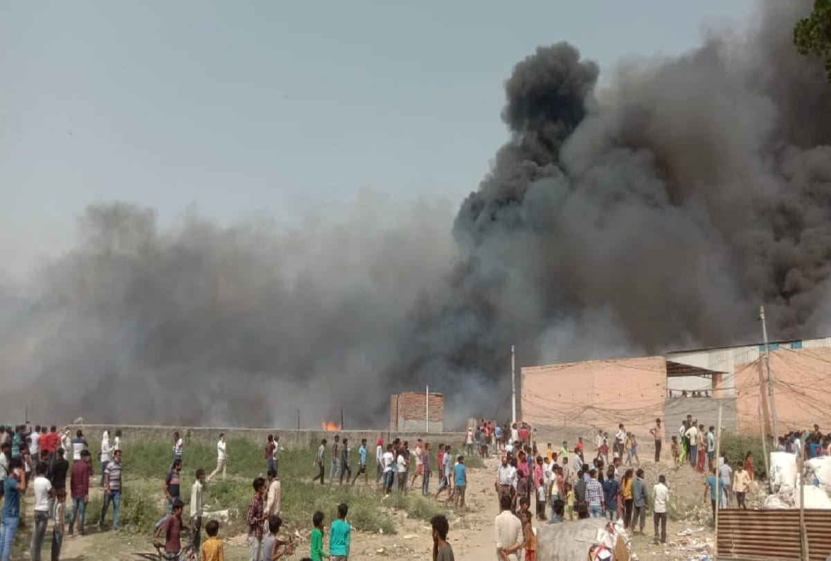 fire breaks out in bahlol slums in noida fire brigade at spot children burn