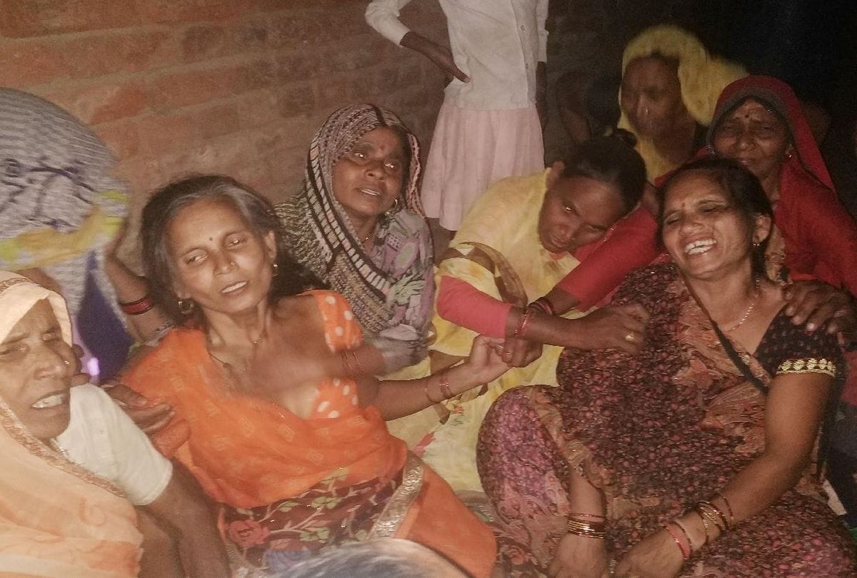 etawah road accident: 12 person of agra died after dcm overturning