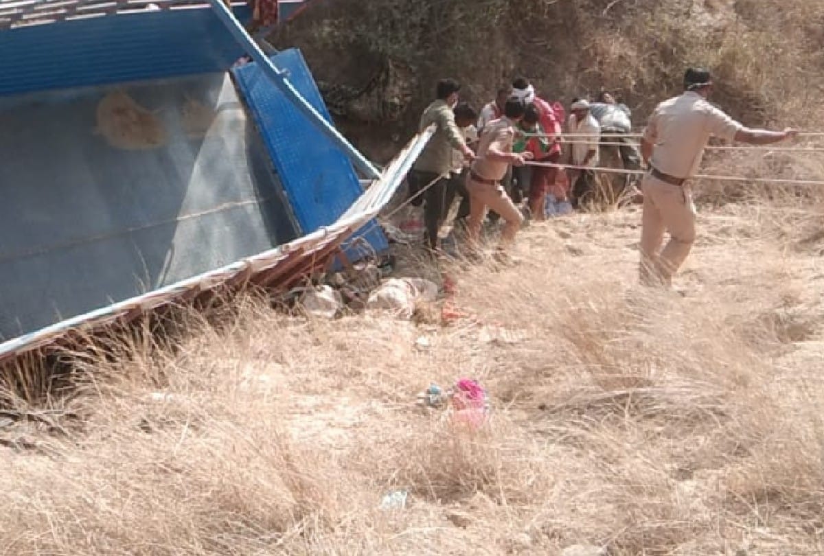 etawah road accident: 12 person of agra died after dcm overturning