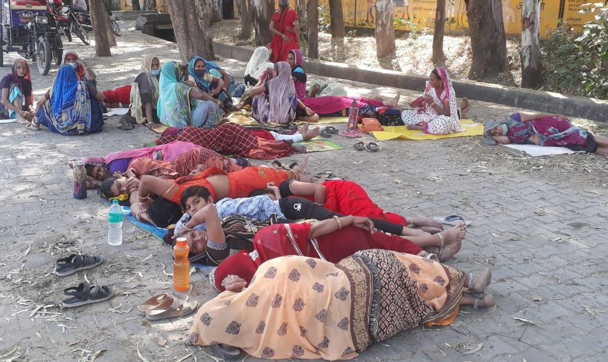 The devotees of Madhya Pradesh spent the night in school