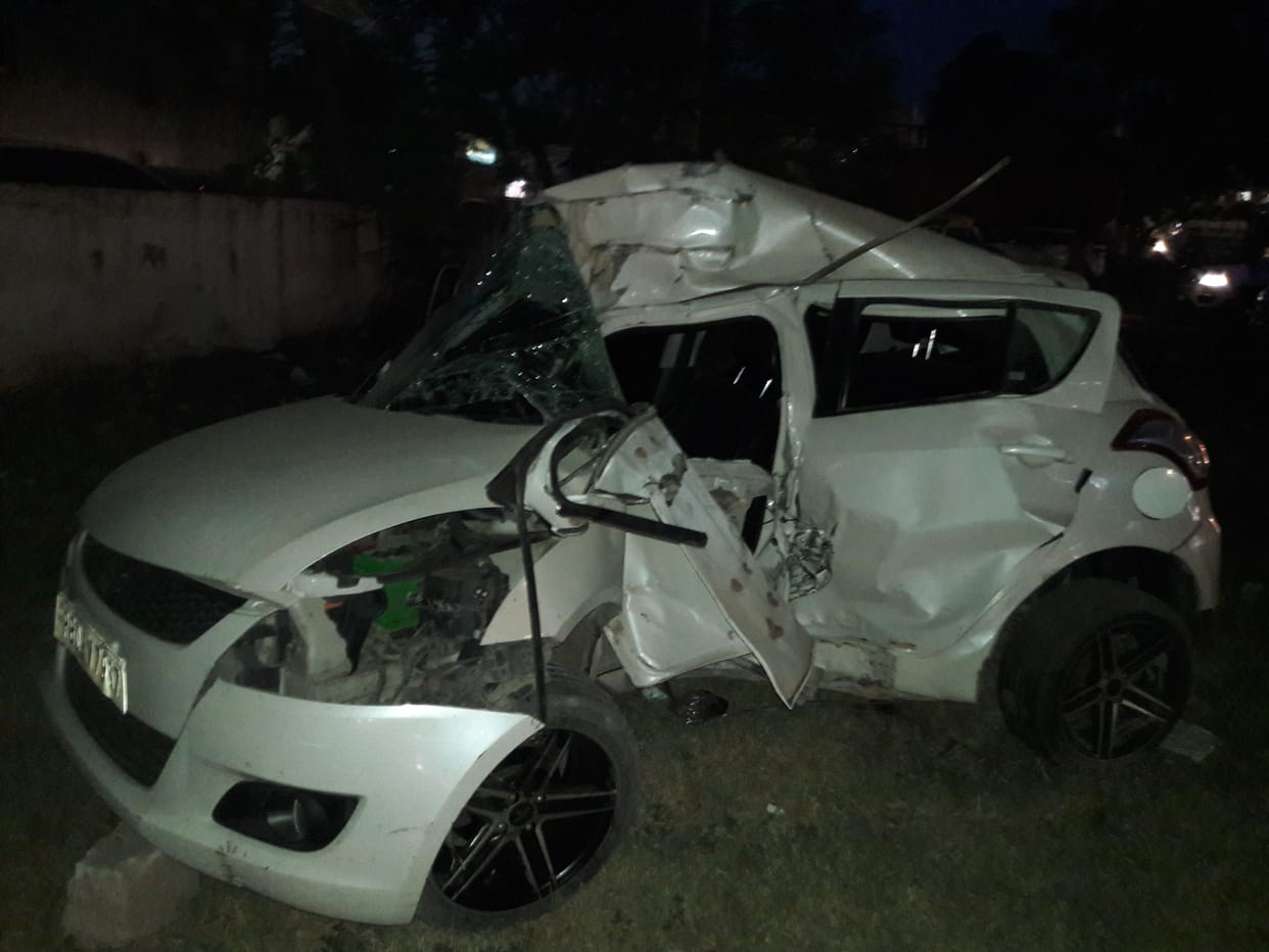 Zirakpur : Handbrake set up to save unclaimed animal .. Uncontrollable car collides with tree, two youths die