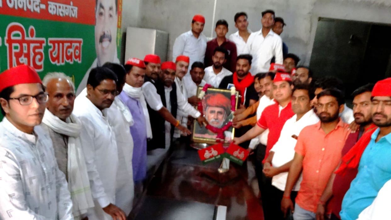 The spouses celebrated the birth anniversary of Mahatma Jyotirao Govindrao Phule