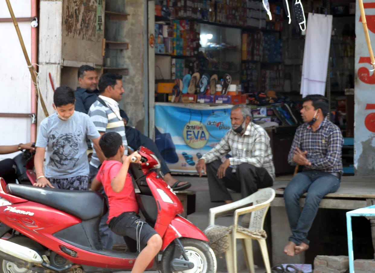 Shops opened in weekly bandh, team cut challan
