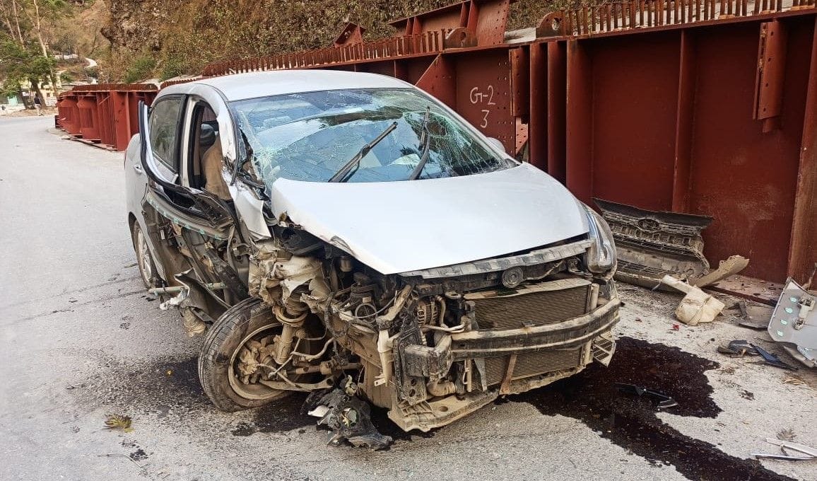 Car collided with bridge guard, driver injured