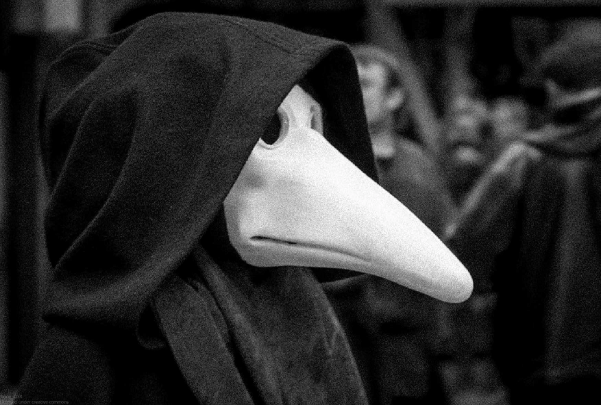 history of mask with beak prepared by experts during bubonic plague