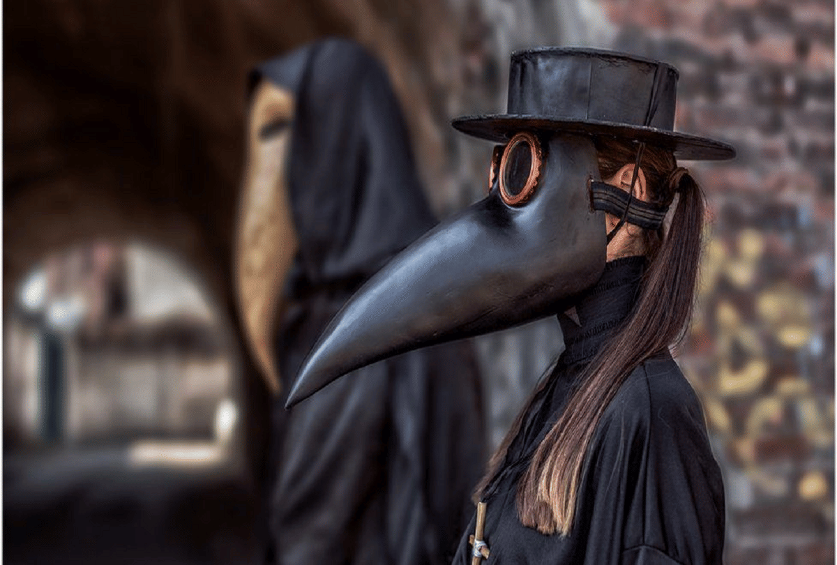 history of mask with beak prepared by experts during bubonic plague