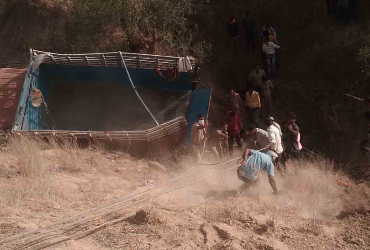 Etawah road accident: family members cried with loved ones