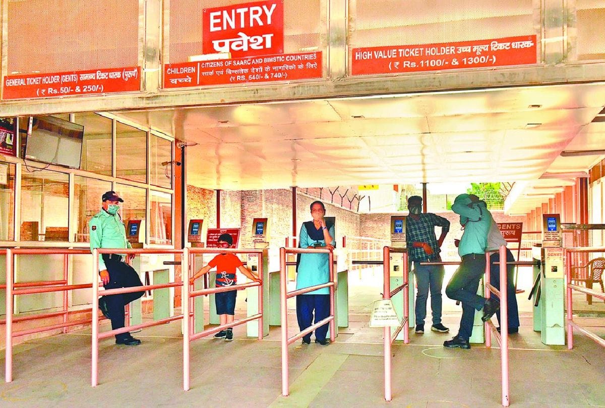 reduced number of tourists at the taj Mahal due to coronavirus