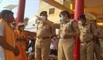 नैमिषारण्य में चक्रतीर्थ पर निरीक्षण करते आईजी लक्ष्मी सिंह। (संवाद)